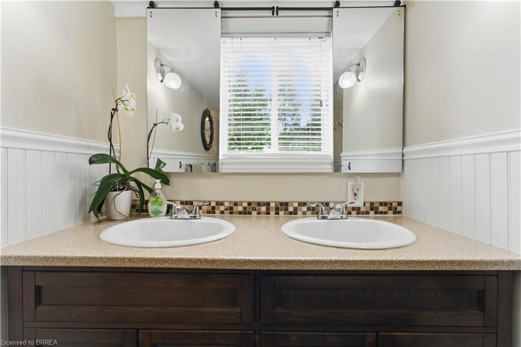 13 King William Street, St. George, ON - Indoor Photo Showing Bathroom
