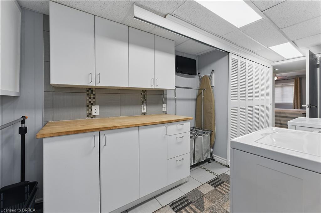 13 King William Street, St. George, ON - Indoor Photo Showing Laundry Room