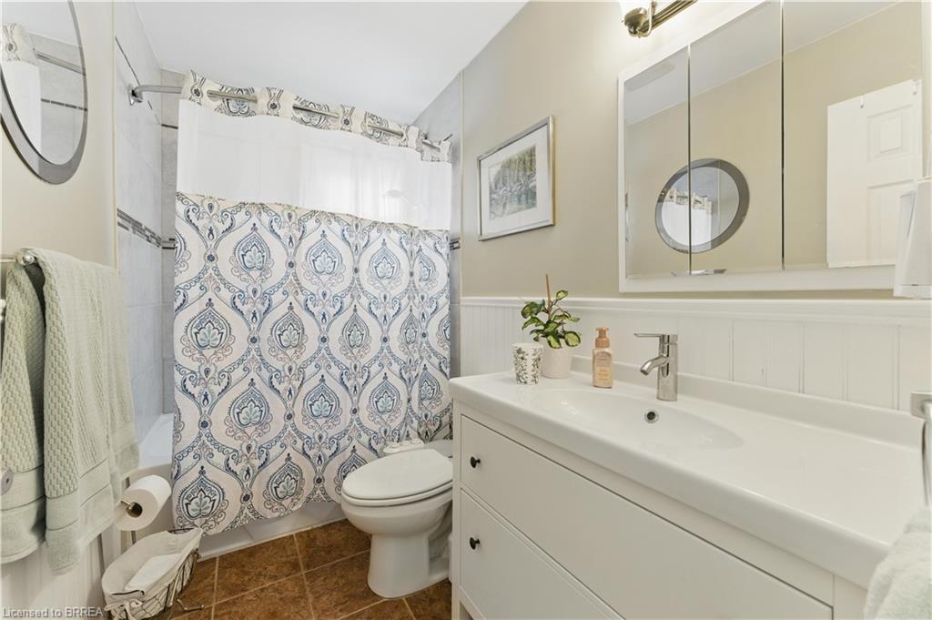 13 King William Street, St. George, ON - Indoor Photo Showing Bathroom