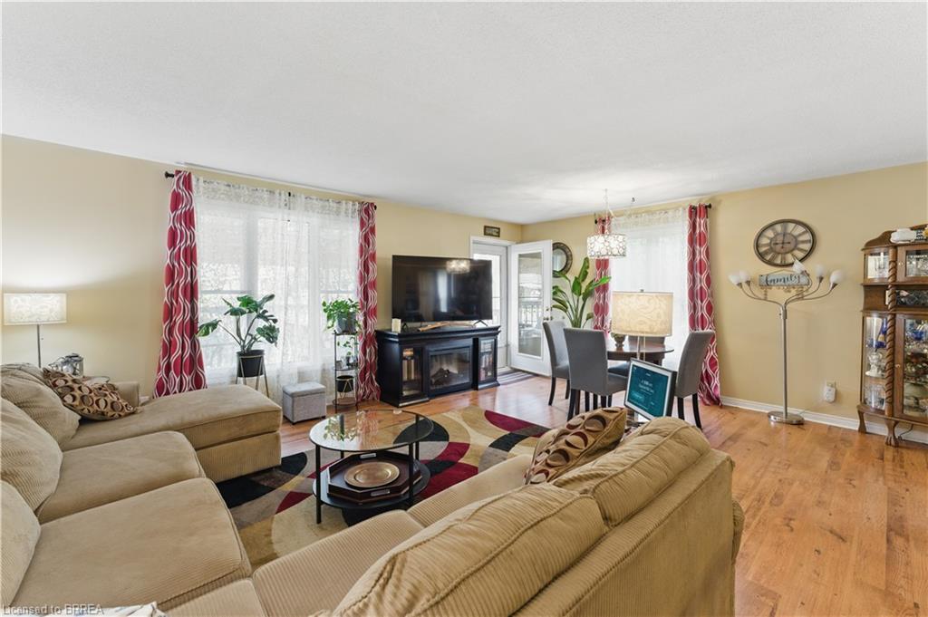 13 King William Street, St. George, ON - Indoor Photo Showing Living Room