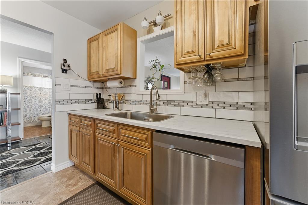 13 King William Street, St. George, ON - Indoor Photo Showing Kitchen With Double Sink