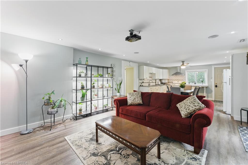 13 King William Street, St. George, ON - Indoor Photo Showing Living Room