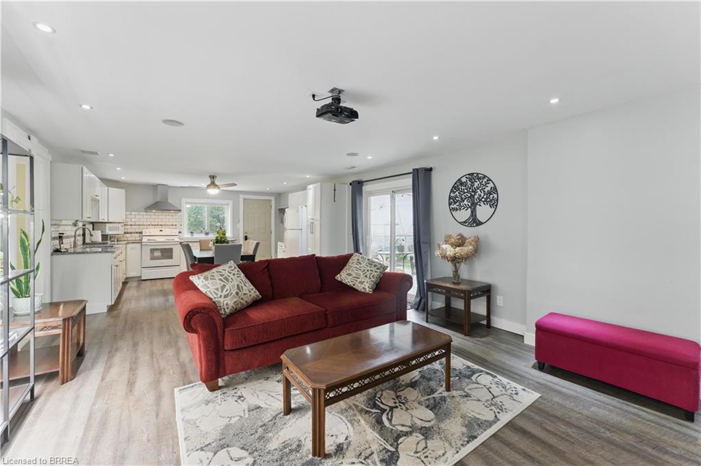 13 King William Street, St. George, ON - Indoor Photo Showing Living Room