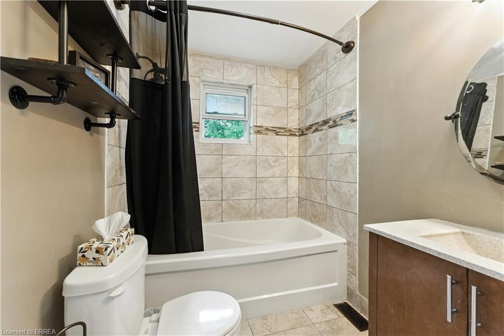 30 Main Street N, St. George, ON - Indoor Photo Showing Bathroom