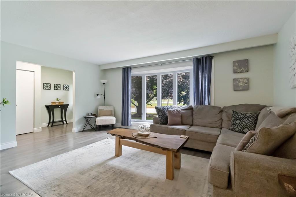 8 Sandy Row, Brantford, ON - Indoor Photo Showing Living Room