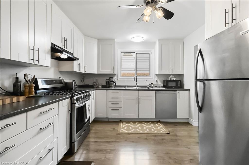 8 Sandy Row, Brantford, ON - Indoor Photo Showing Kitchen With Double Sink