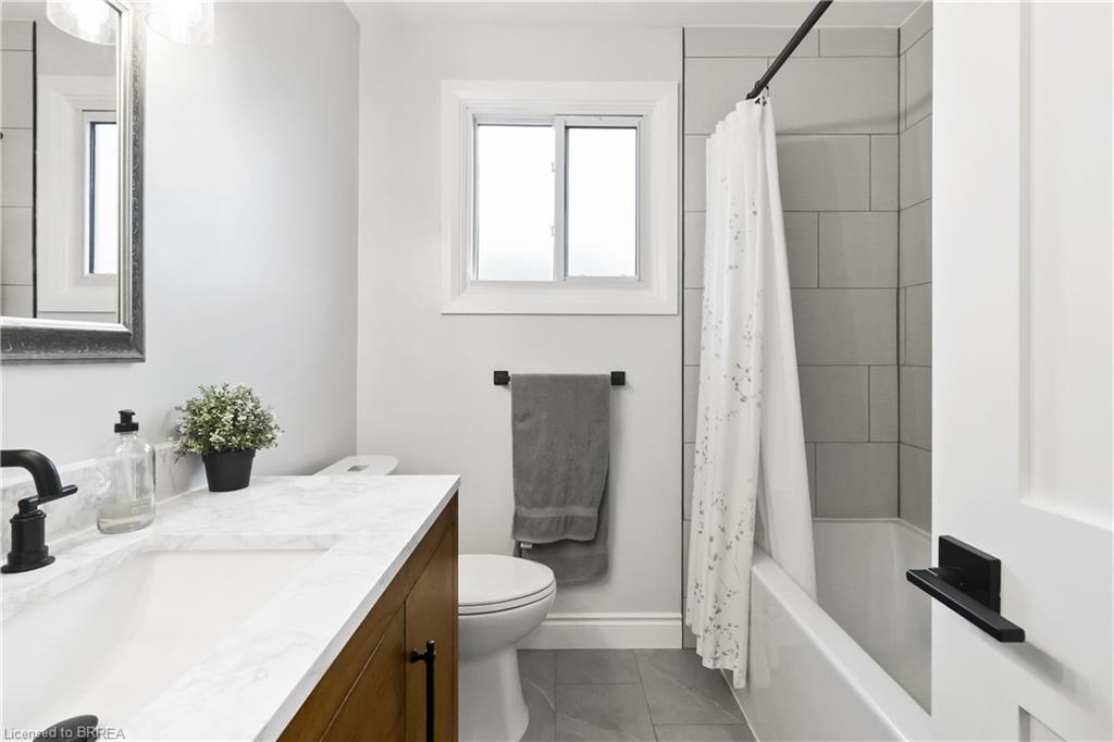 8 Sandy Row, Brantford, ON - Indoor Photo Showing Bathroom