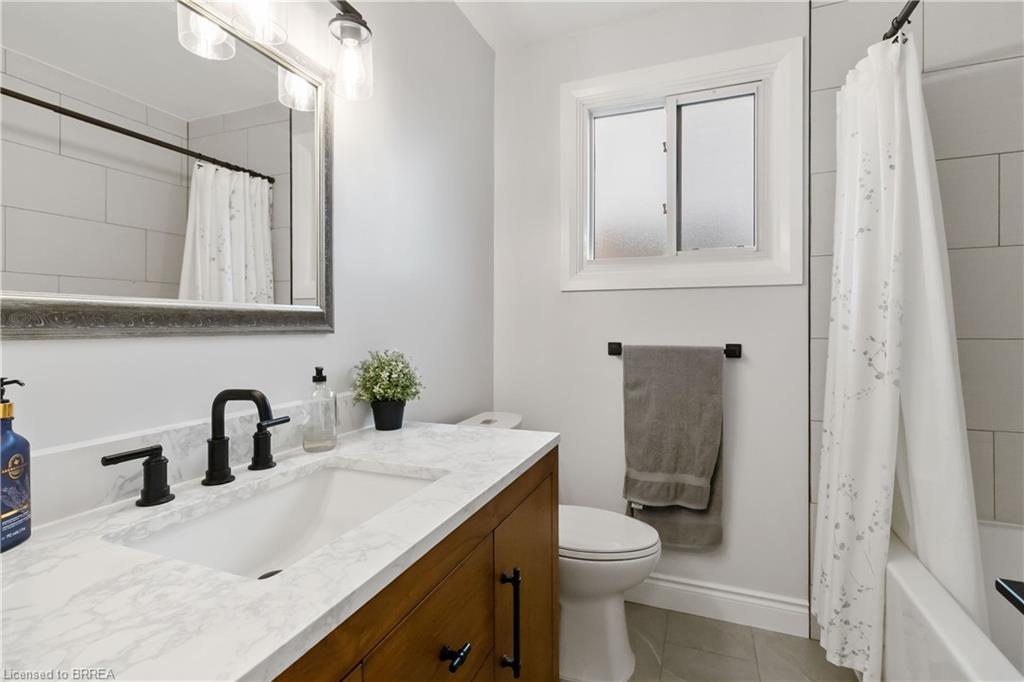 8 Sandy Row, Brantford, ON - Indoor Photo Showing Bathroom