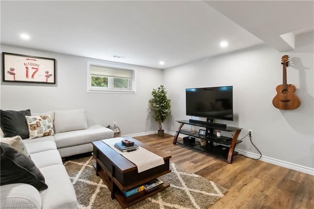 8 Sandy Row, Brantford, ON - Indoor Photo Showing Living Room