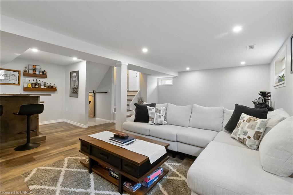 8 Sandy Row, Brantford, ON - Indoor Photo Showing Living Room
