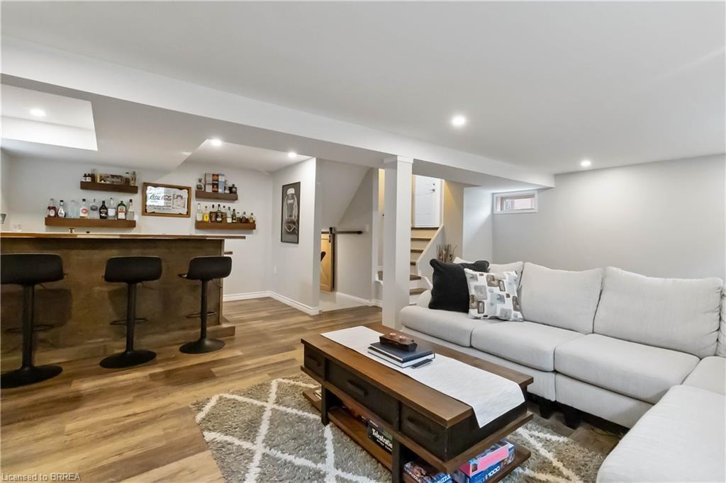 8 Sandy Row, Brantford, ON - Indoor Photo Showing Living Room