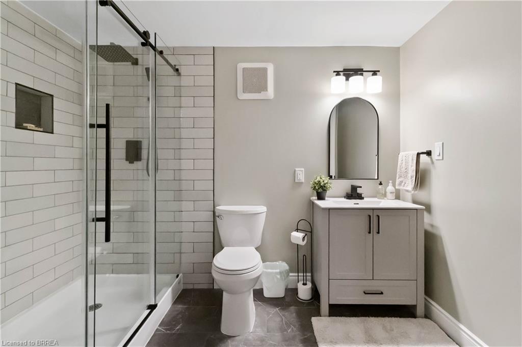 8 Sandy Row, Brantford, ON - Indoor Photo Showing Bathroom