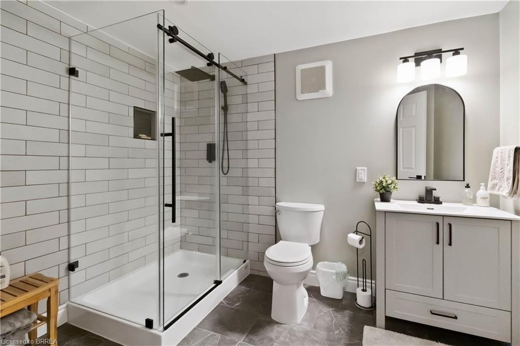8 Sandy Row, Brantford, ON - Indoor Photo Showing Bathroom