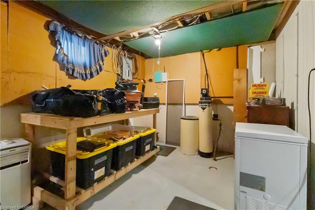 8 Sandy Row, Brantford, ON - Indoor Photo Showing Laundry Room