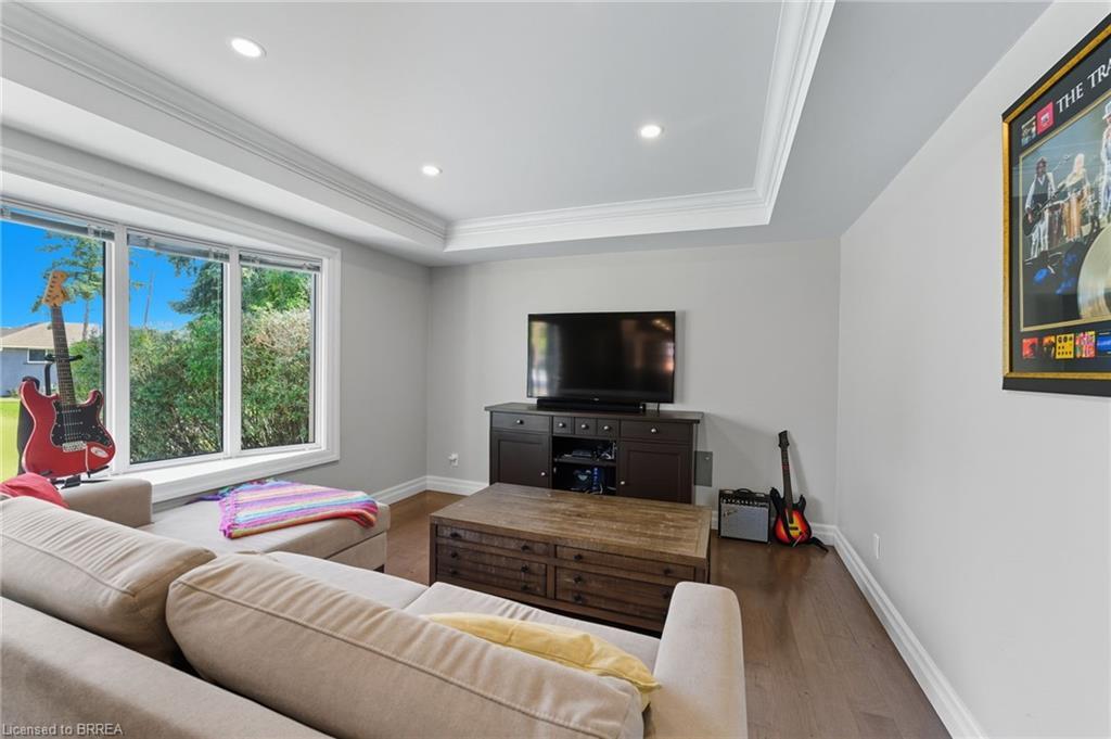 1314 Fisher Avenue, Burlington, ON - Indoor Photo Showing Living Room