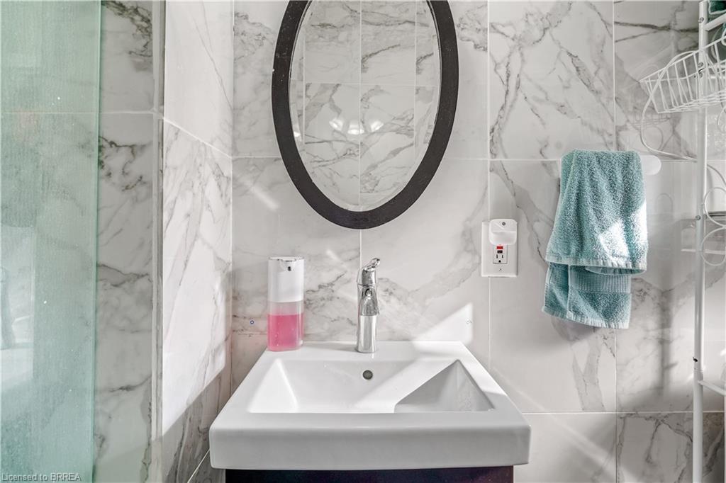 60 Terrace Hill Street, Brantford, ON - Indoor Photo Showing Bathroom