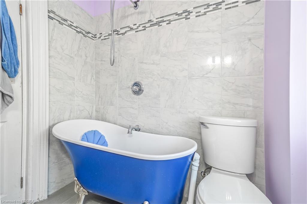 60 Terrace Hill Street, Brantford, ON - Indoor Photo Showing Bathroom