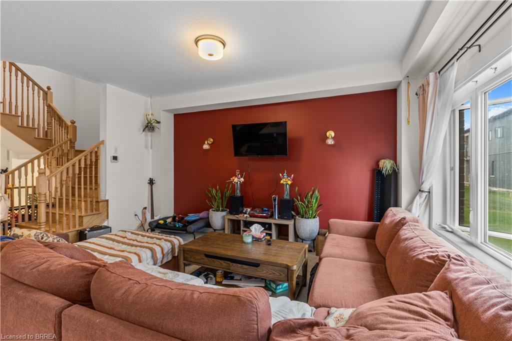 68 Stauffer Road, Brantford, ON - Indoor Photo Showing Living Room