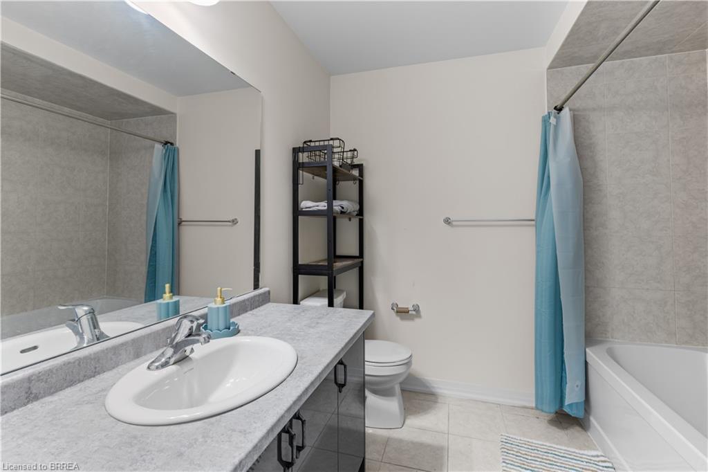 68 Stauffer Road, Brantford, ON - Indoor Photo Showing Bathroom