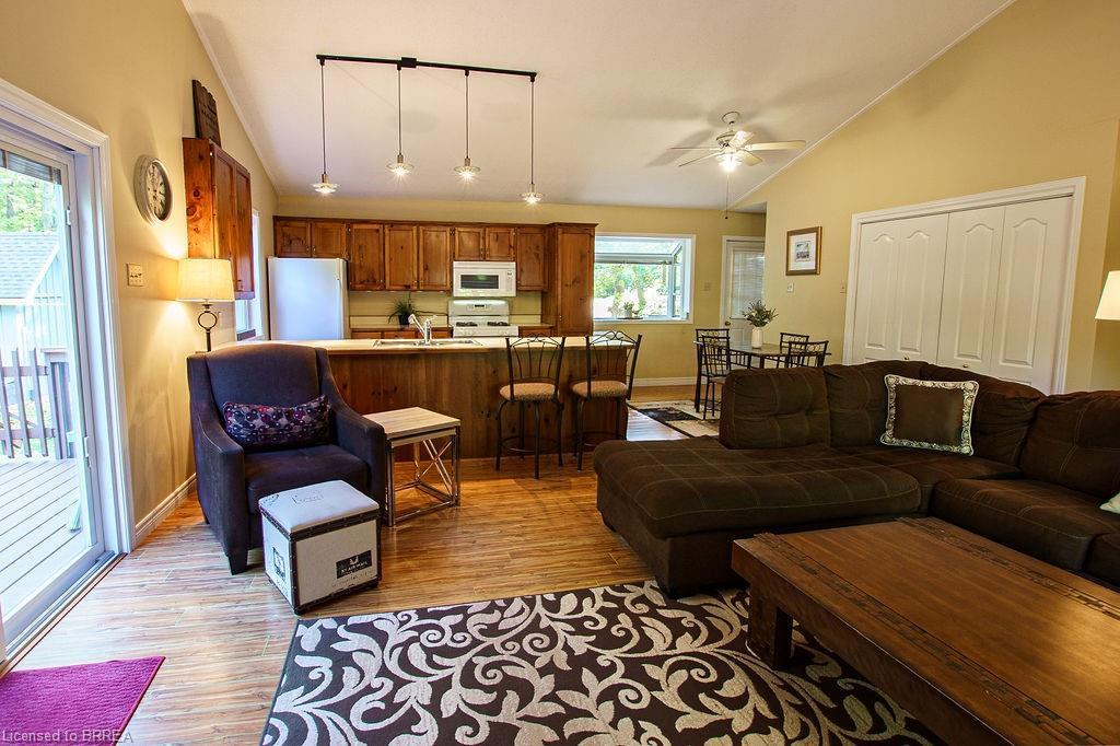 9928 Superior Street, Port Franks, ON - Indoor Photo Showing Living Room