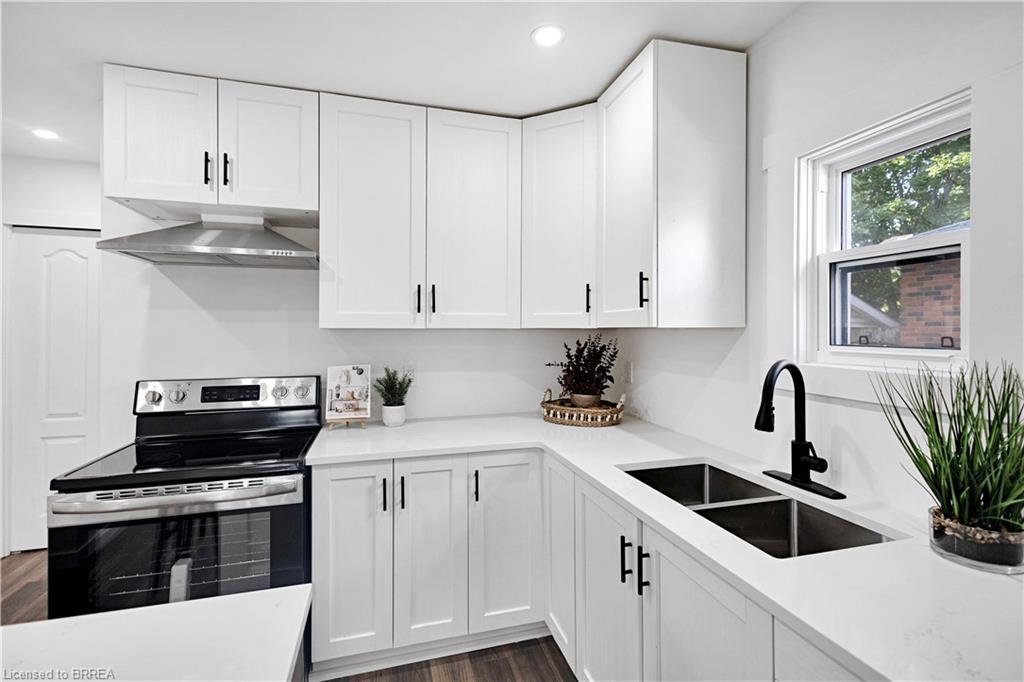 50 Morton Avenue, Brantford, ON - Indoor Photo Showing Kitchen With Double Sink With Upgraded Kitchen