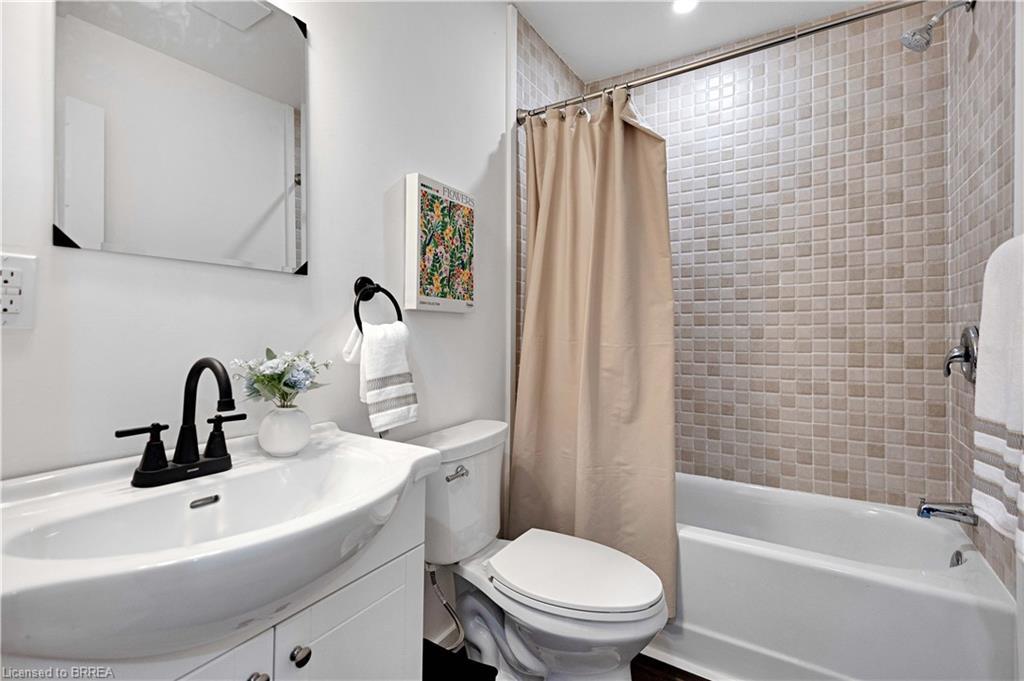 50 Morton Avenue, Brantford, ON - Indoor Photo Showing Bathroom