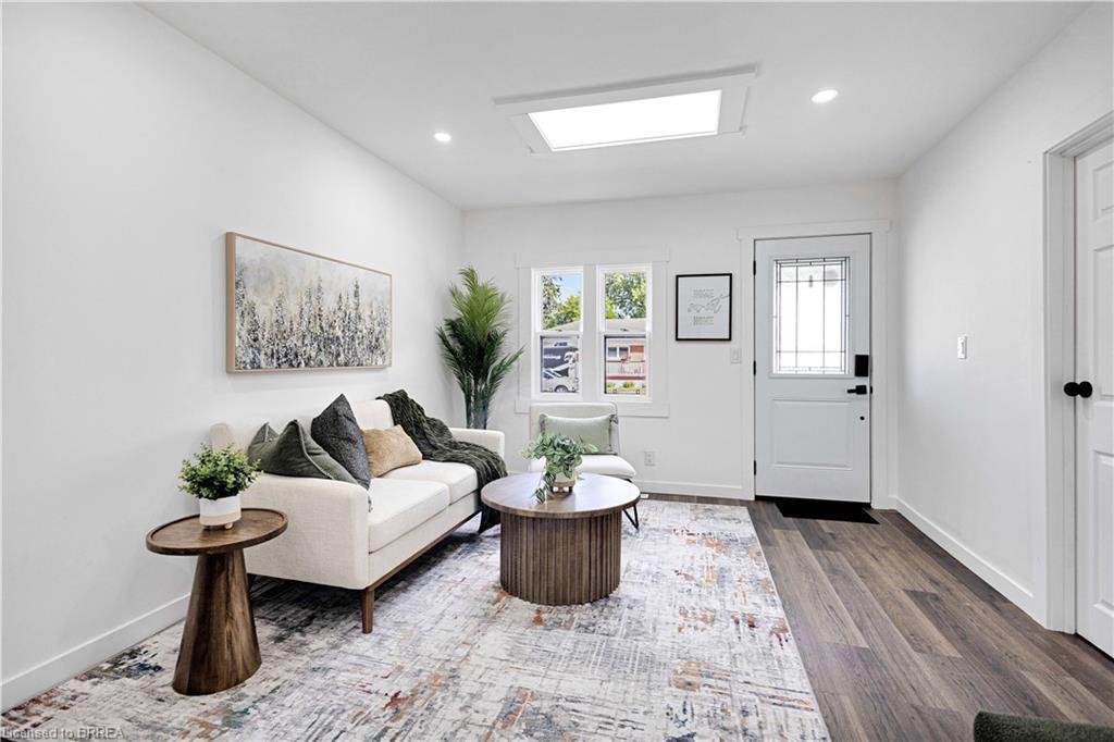 50 Morton Avenue, Brantford, ON - Indoor Photo Showing Living Room