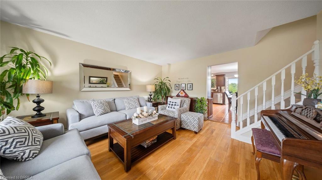 27 Gillin Road, Brantford, ON - Indoor Photo Showing Living Room