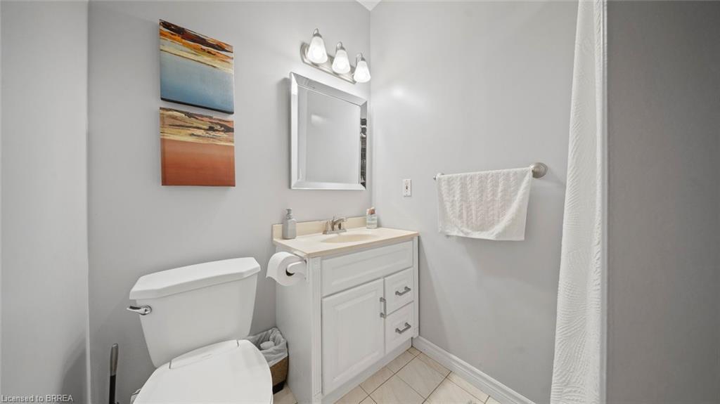27 Gillin Road, Brantford, ON - Indoor Photo Showing Bathroom