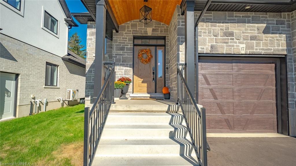 17-242 Mount Pleasant Street, Brantford, ON - Outdoor