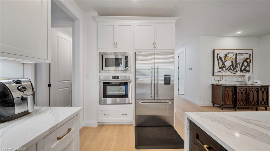 17-242 Mount Pleasant Street, Brantford, ON - Indoor Photo Showing Kitchen