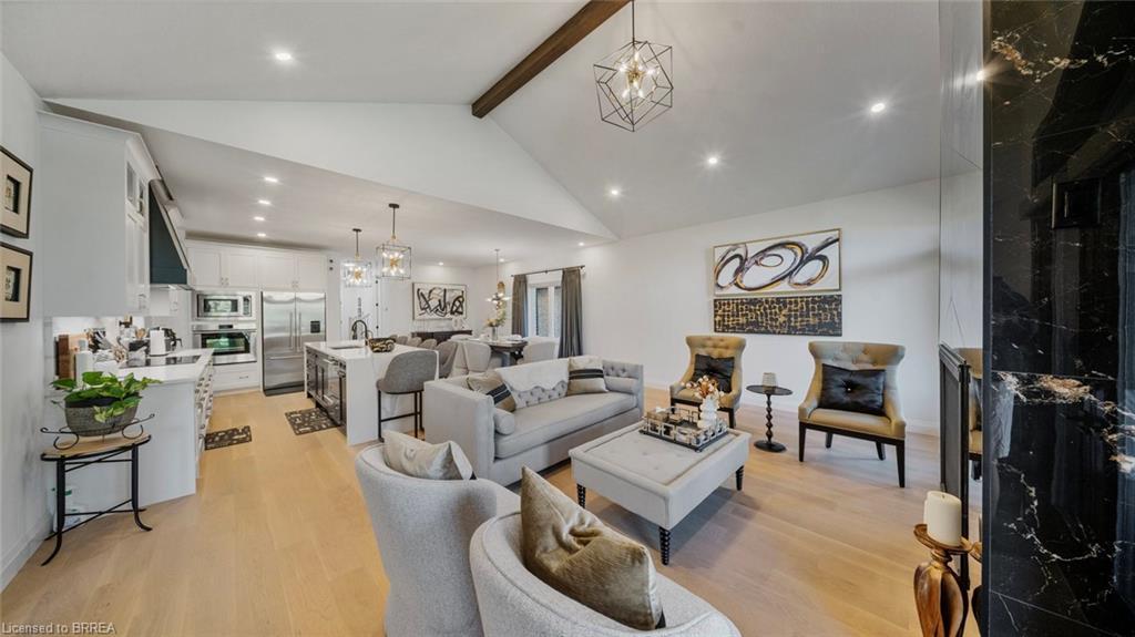 17-242 Mount Pleasant Street, Brantford, ON - Indoor Photo Showing Living Room