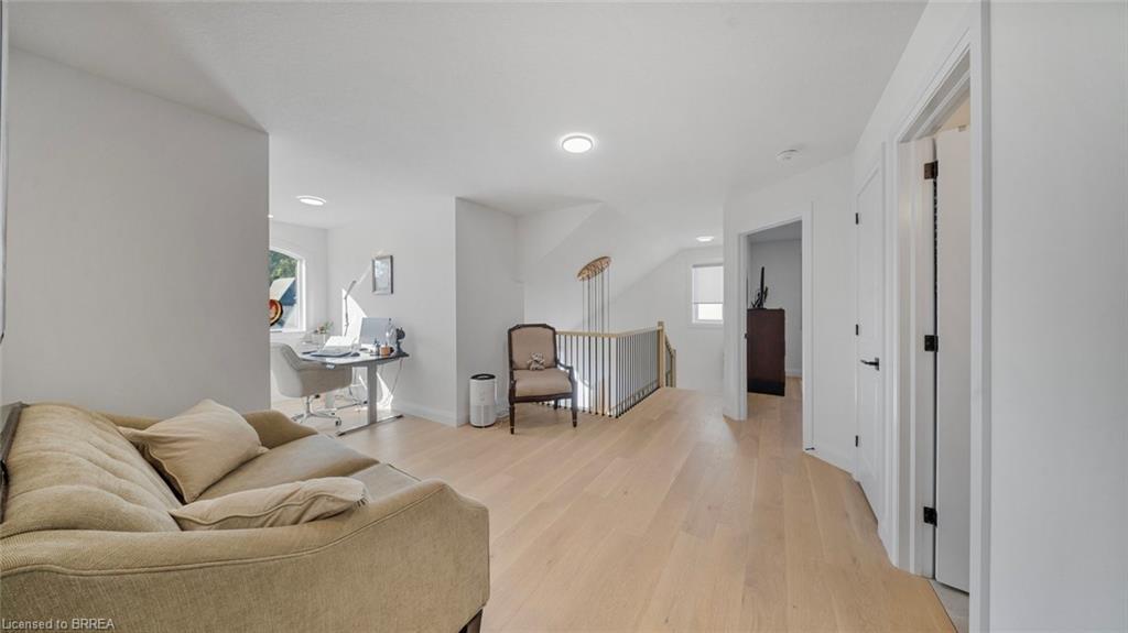 17-242 Mount Pleasant Street, Brantford, ON - Indoor Photo Showing Living Room