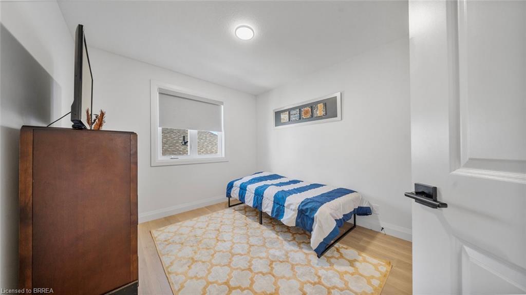 17-242 Mount Pleasant Street, Brantford, ON - Indoor Photo Showing Bedroom