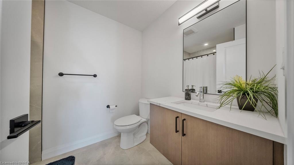 17-242 Mount Pleasant Street, Brantford, ON - Indoor Photo Showing Bathroom