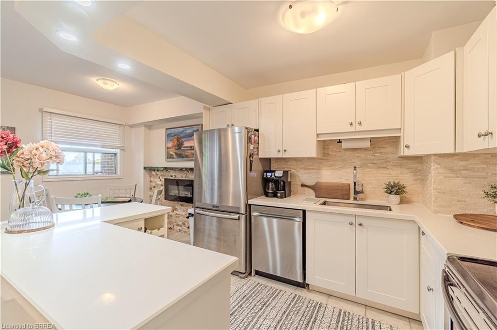 305-648 Grey Street, Brantford, ON - Indoor Photo Showing Kitchen