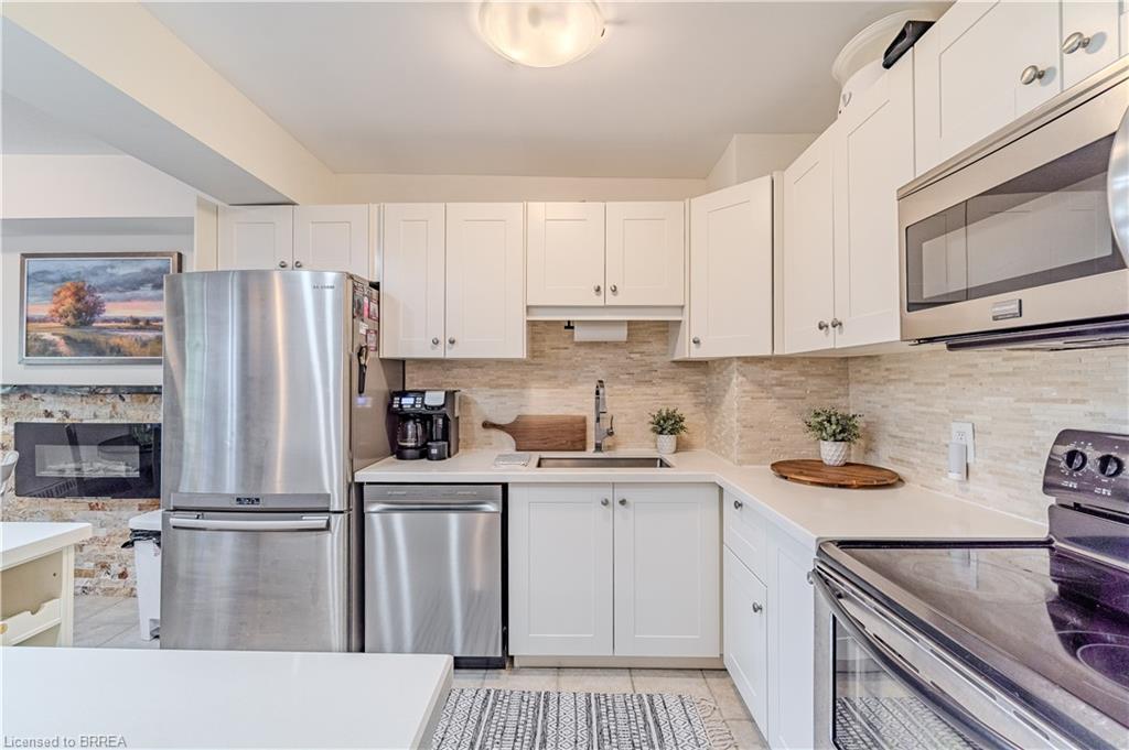 305-648 Grey Street, Brantford, ON - Indoor Photo Showing Kitchen