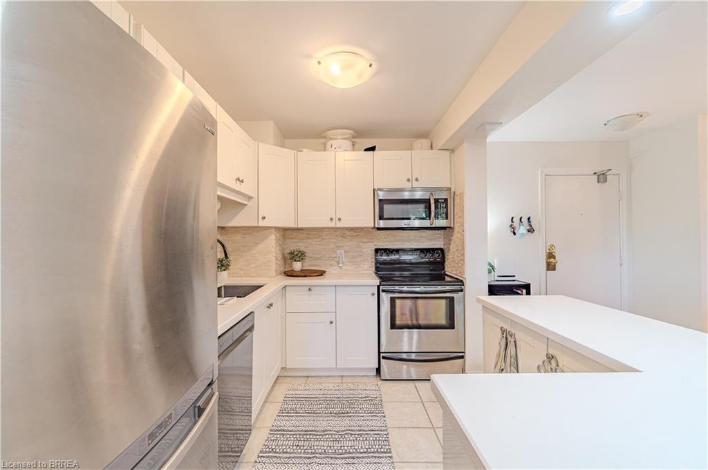 305-648 Grey Street, Brantford, ON - Indoor Photo Showing Kitchen
