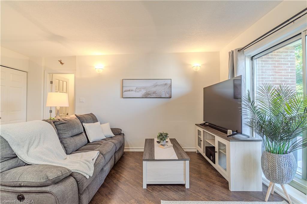 305-648 Grey Street, Brantford, ON - Indoor Photo Showing Living Room