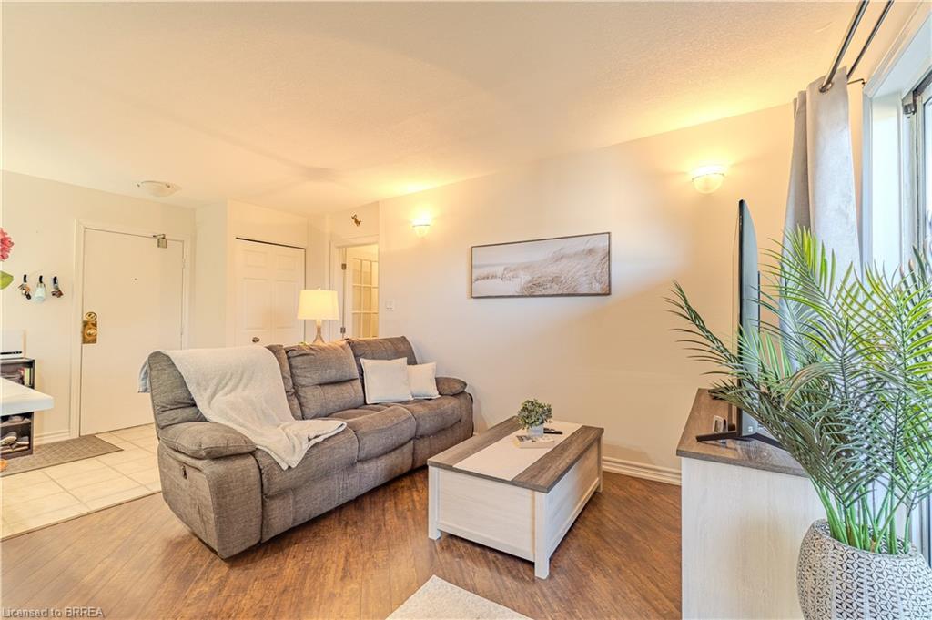 305-648 Grey Street, Brantford, ON - Indoor Photo Showing Living Room