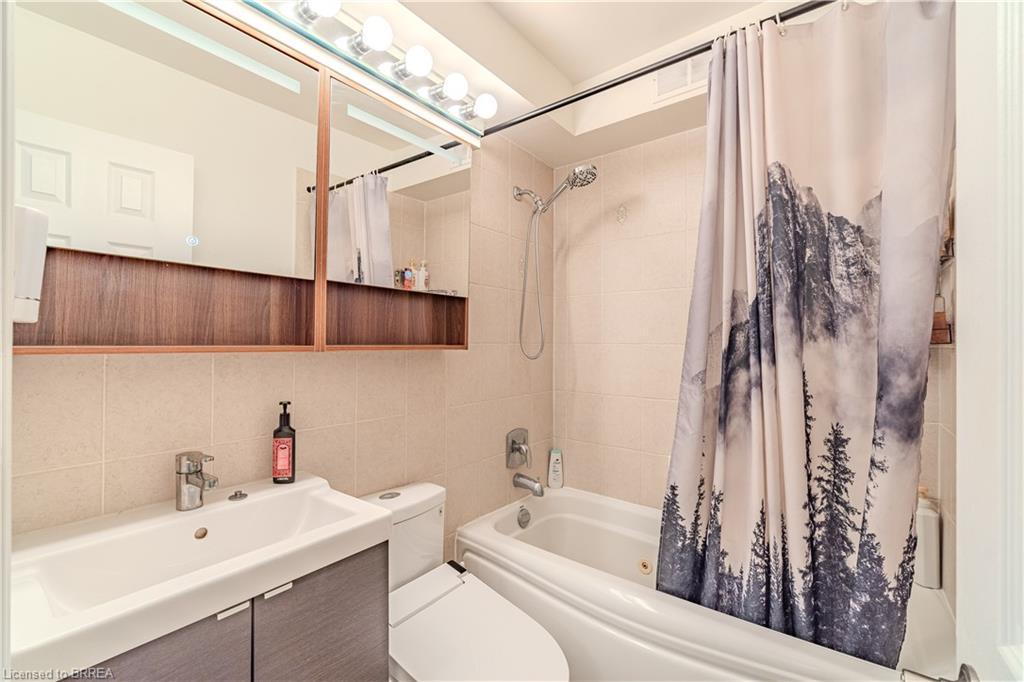 305-648 Grey Street, Brantford, ON - Indoor Photo Showing Bathroom