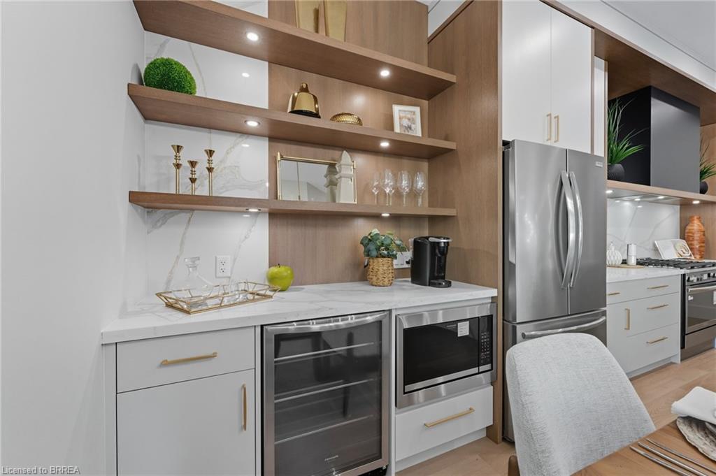 141 Parkside Drive, Brantford, ON - Indoor Photo Showing Kitchen