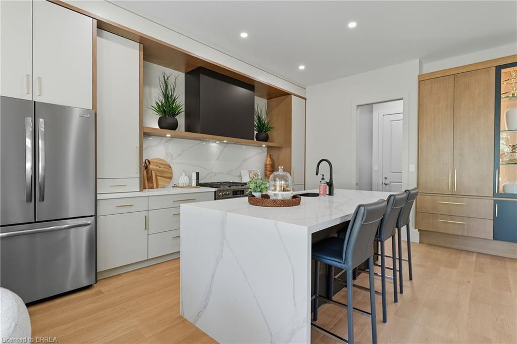141 Parkside Drive, Brantford, ON - Indoor Photo Showing Kitchen With Upgraded Kitchen