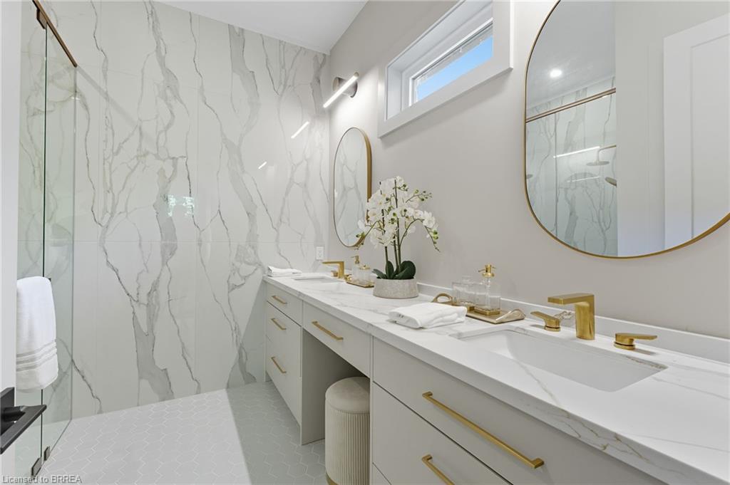 141 Parkside Drive, Brantford, ON - Indoor Photo Showing Bathroom