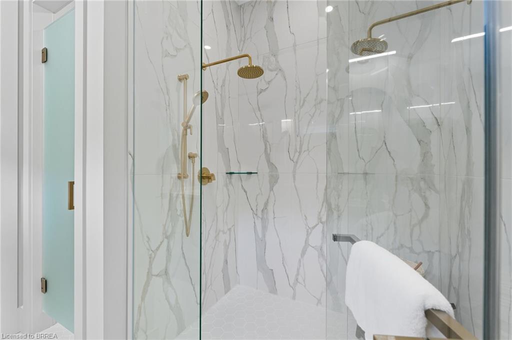 141 Parkside Drive, Brantford, ON - Indoor Photo Showing Bathroom