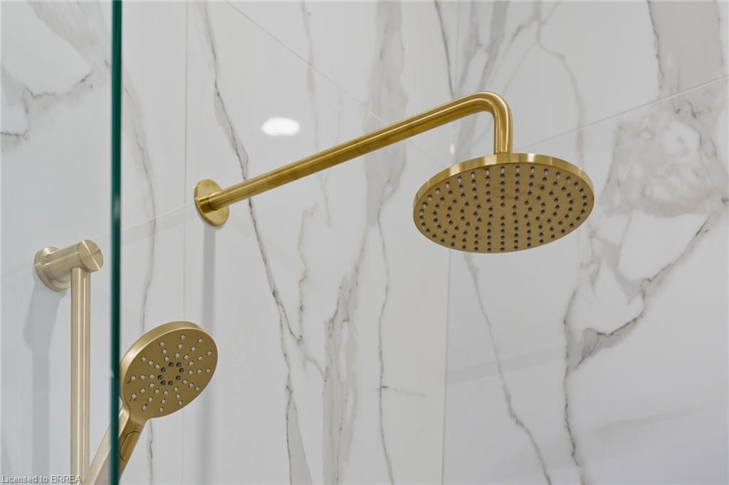 141 Parkside Drive, Brantford, ON - Indoor Photo Showing Bathroom