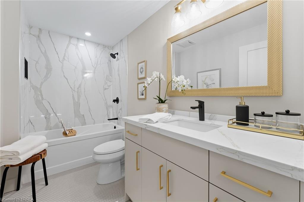 141 Parkside Drive, Brantford, ON - Indoor Photo Showing Bathroom