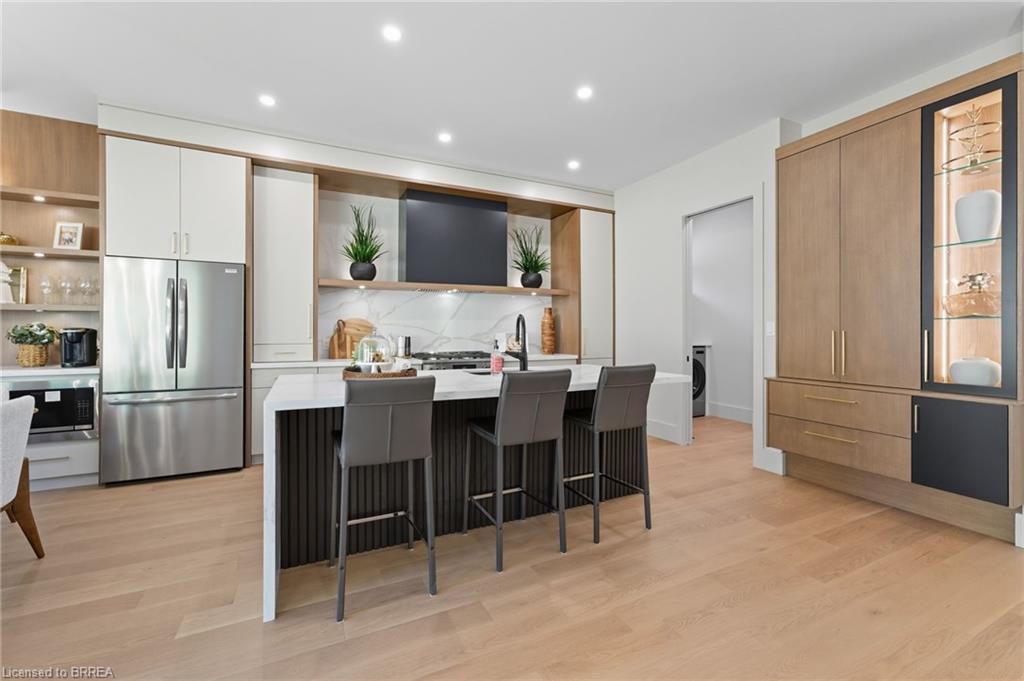 141 Parkside Drive, Brantford, ON - Indoor Photo Showing Kitchen With Upgraded Kitchen