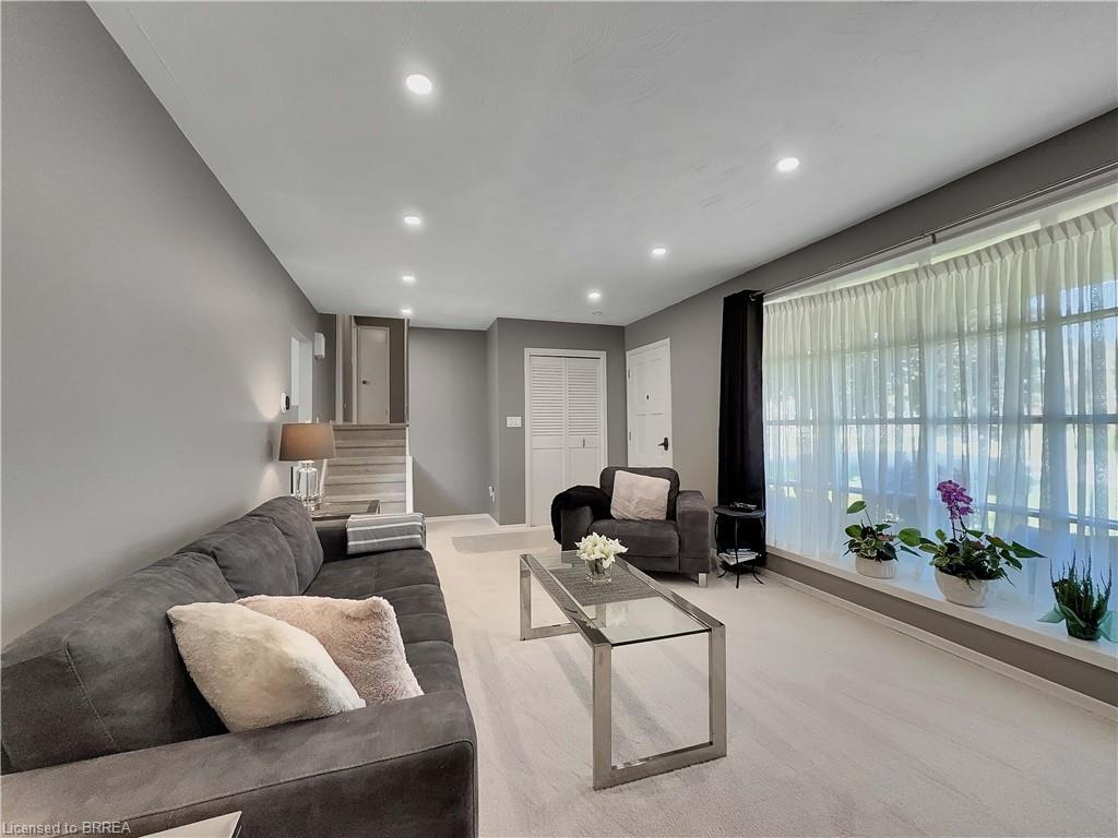 46 Davis Street W, Simcoe, ON - Indoor Photo Showing Living Room