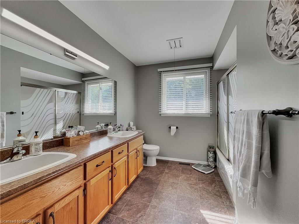 46 Davis Street W, Simcoe, ON - Indoor Photo Showing Bathroom